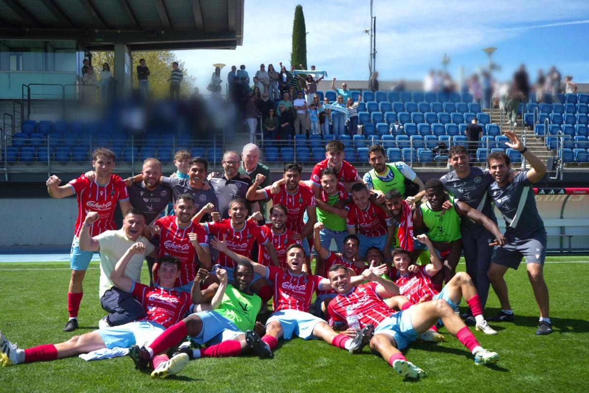 La plantilla del Coria celebra su victoria en Valdebebas ante el Real Madrid C.