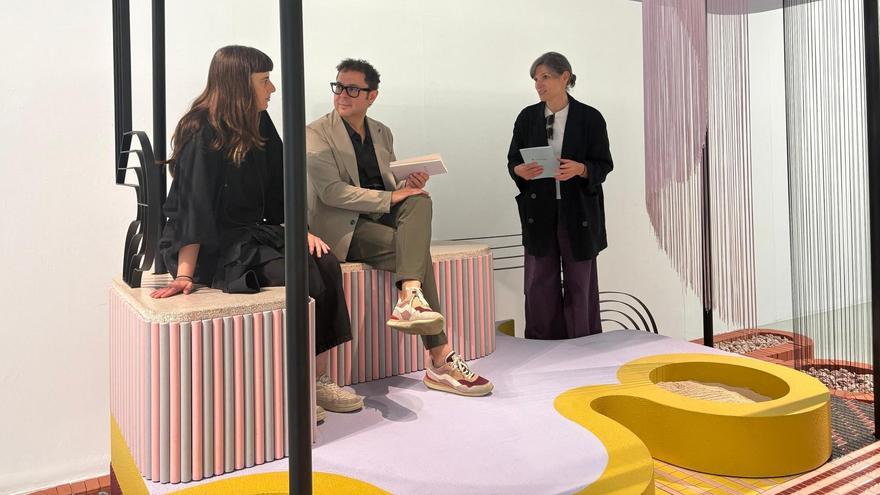 Andrea Canepa en su instalación junto a Manuel Cebrián y la comisaria.