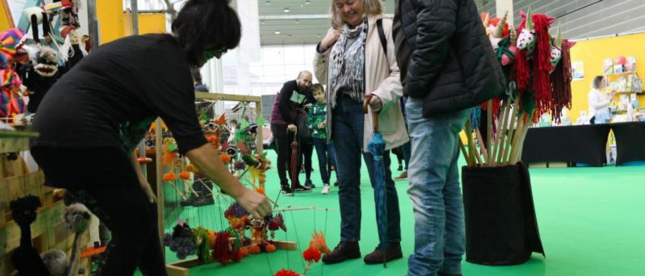 En la feria hubo espacio para los videojuegos, los libros o los juguetes tradicionales.   | // GUSTAVO SANTOS