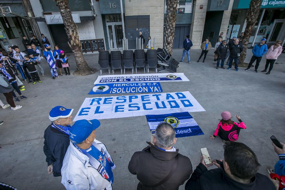 Alrededor de 400 aficionados del Hércules se manifiestan en contra de la gestión de Ortiz y Ramírez.