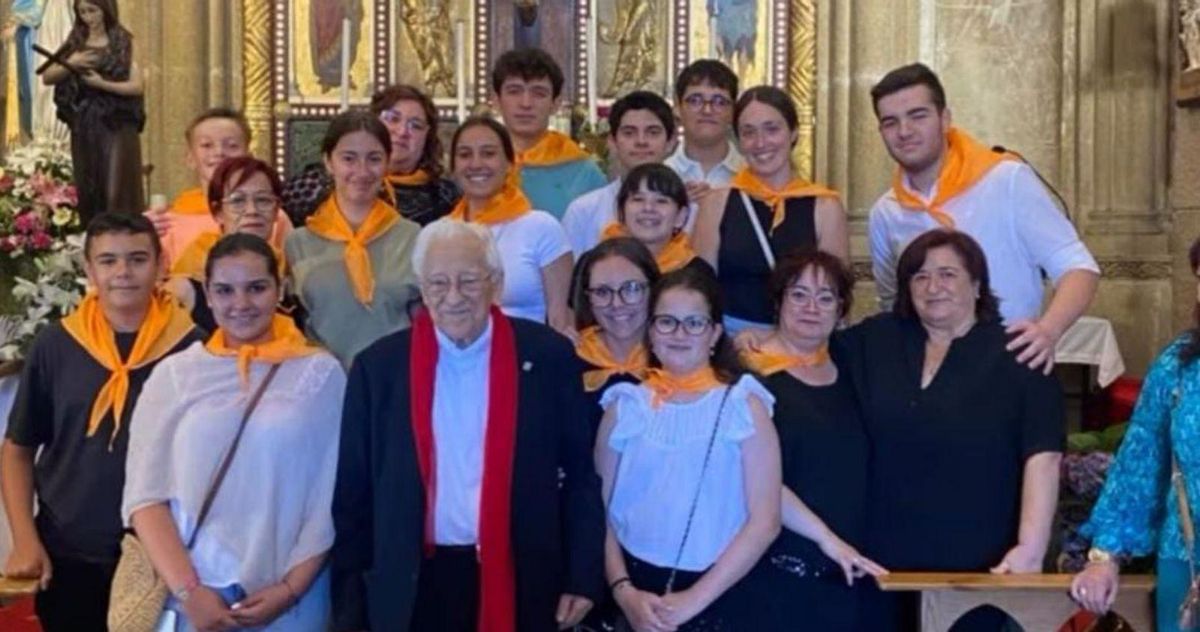 El Padre Ángel abraza a La Magdalena