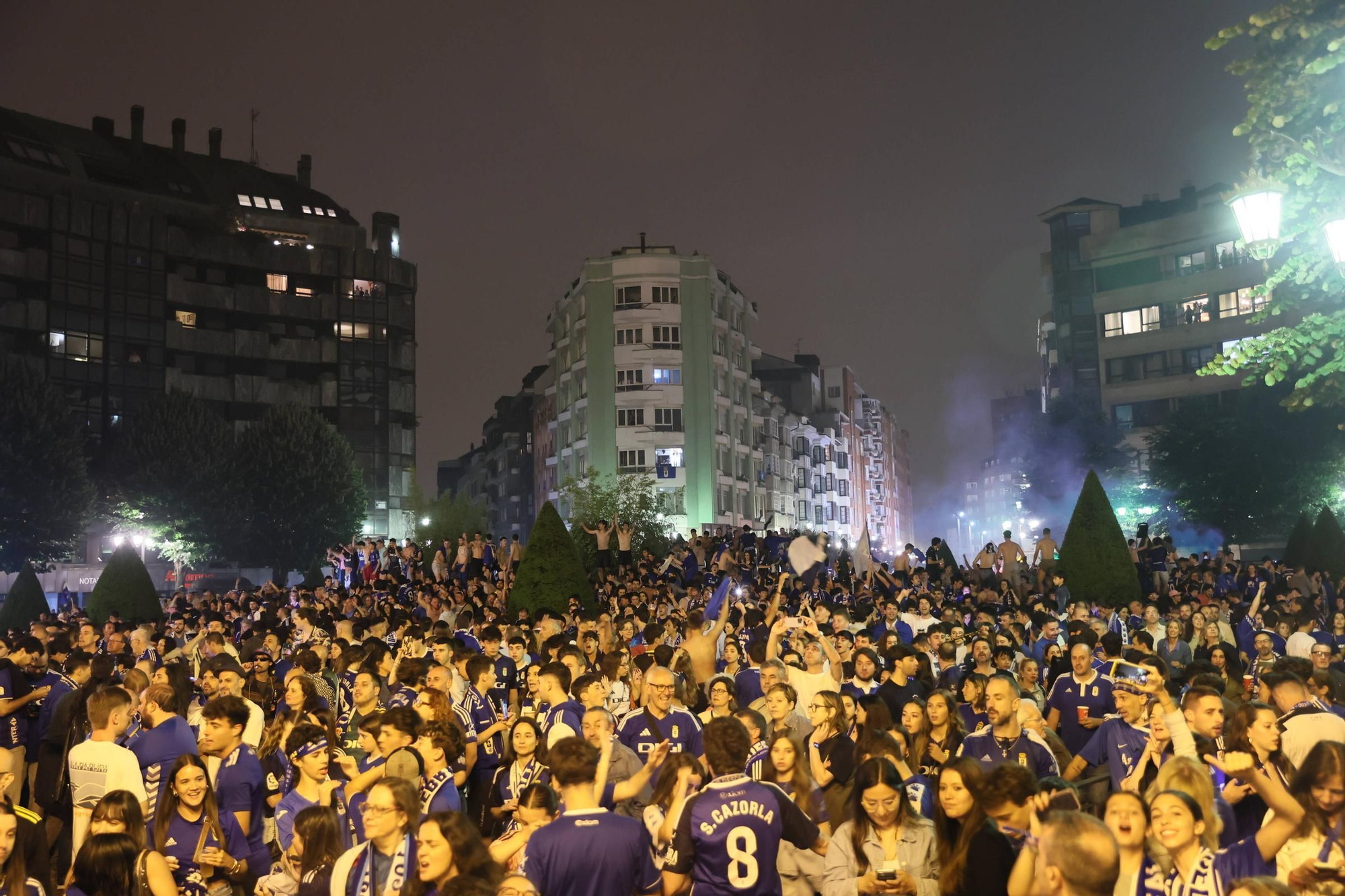 EN IMÁGENES | Así se celebró el ascenso del Oviedo a Primera: la afición estalla en una noche histórica