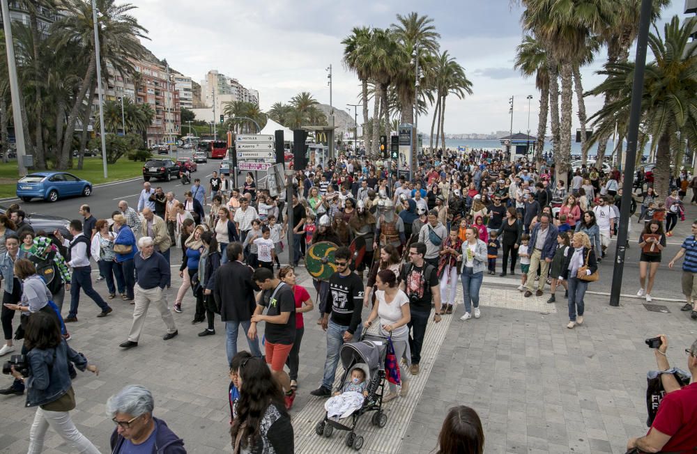 Los vikingos llegaron en barco al Postiguet y recorrieron el centro de la ciudad repartiendo entradas