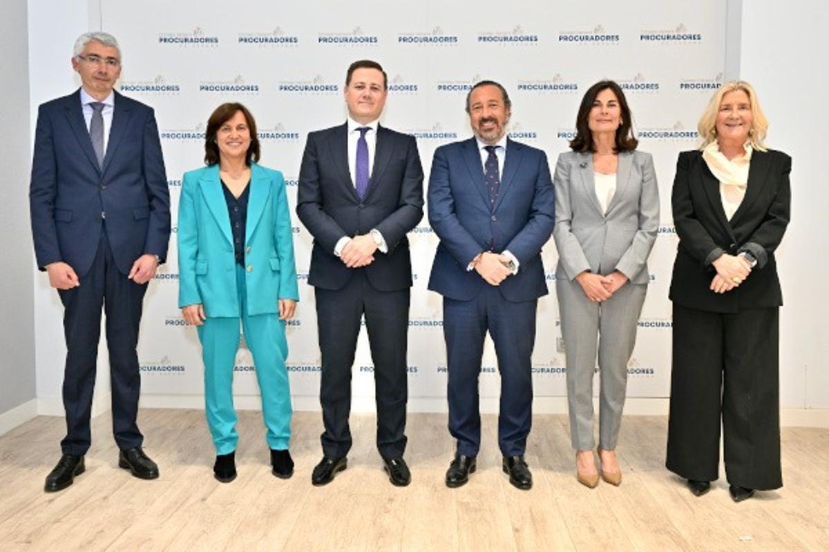 Foto de familia tras la elección de Pilar Fuentes Tomás, decana de Alicante, como vicesecretaria del Consejo General de Procuradores de España