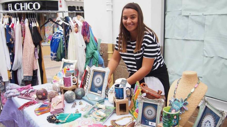 Mónica Fernández en su puesto de moda y complementos.