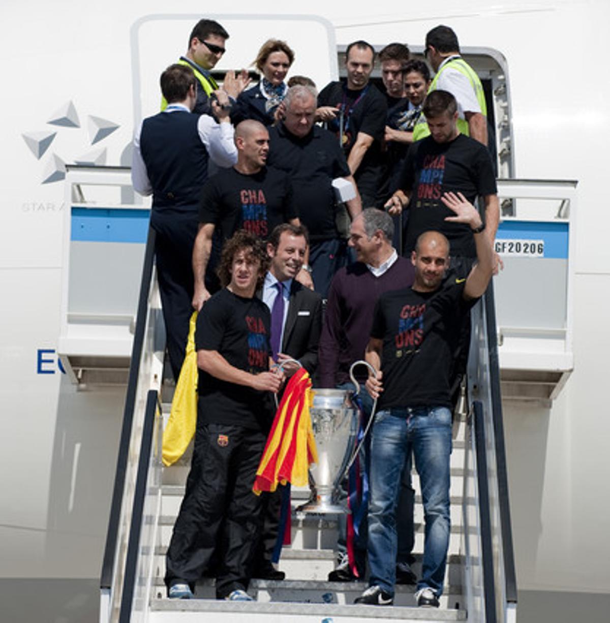 Los campeones bajan del avión con la cuarta Copa de Europa del equipo.