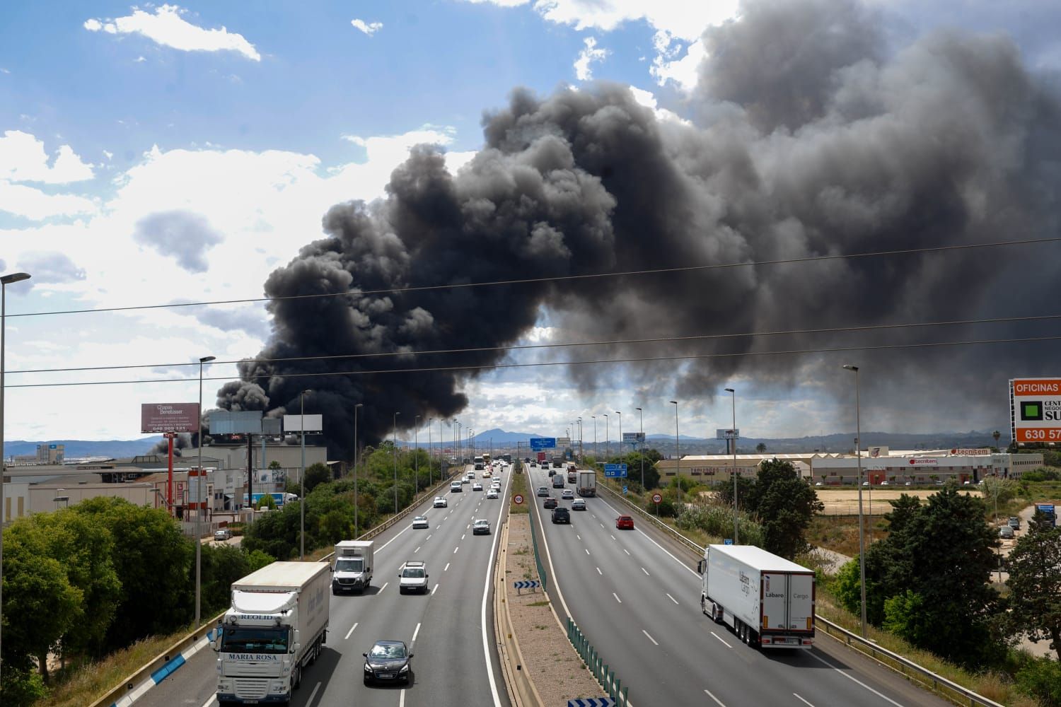 El incendio de la empresa de reciclaje de Silla, en imágenes