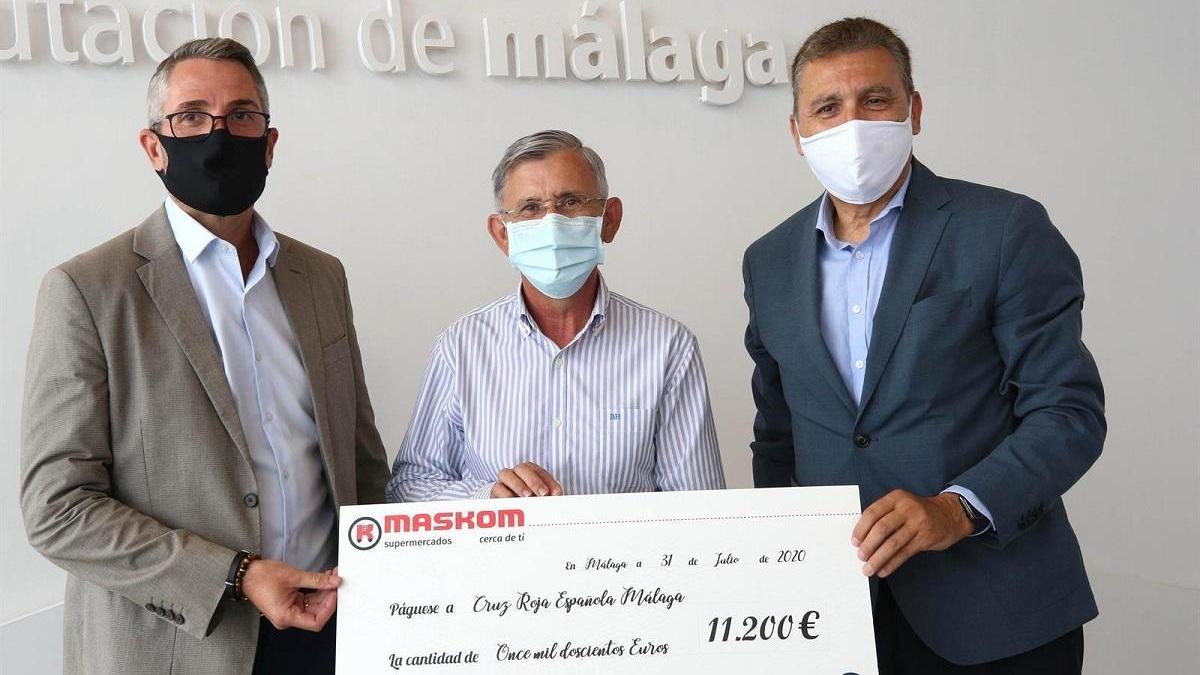 El vicepresidente primero de la Diputación, Juan Carlos Maldonado, y el director general de Maskom, Sergio Cuberos, entregan a Cruz Roja Málaga un cheque por valor de 11.200 euros recogidos de la campaña #UnidosPorMálaga.