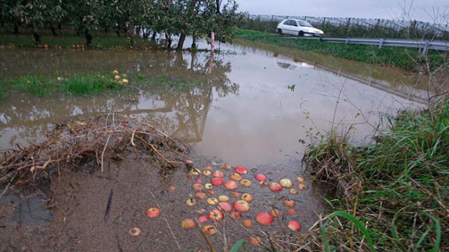 La pluja obliga a tallar la carretera des de Parlavà fins a Gualta