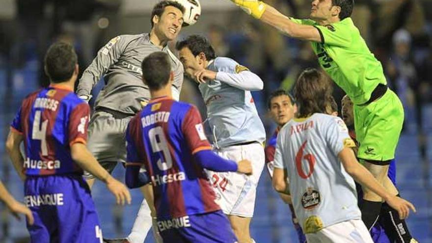 Falcón trata de cabecear en la última jugada del partido mientras Andrés intenta despejar con los puños. // Ricardo Grobas