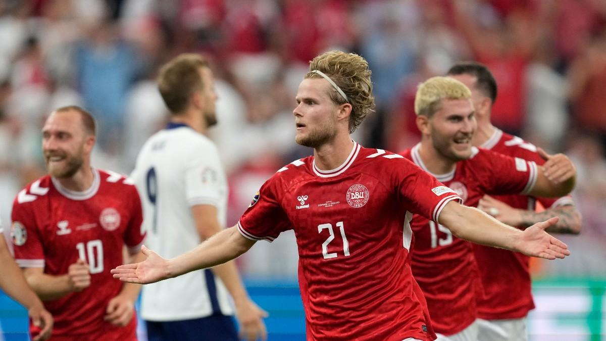 Morten Hjulmand celebra su gol ante Inglaterra