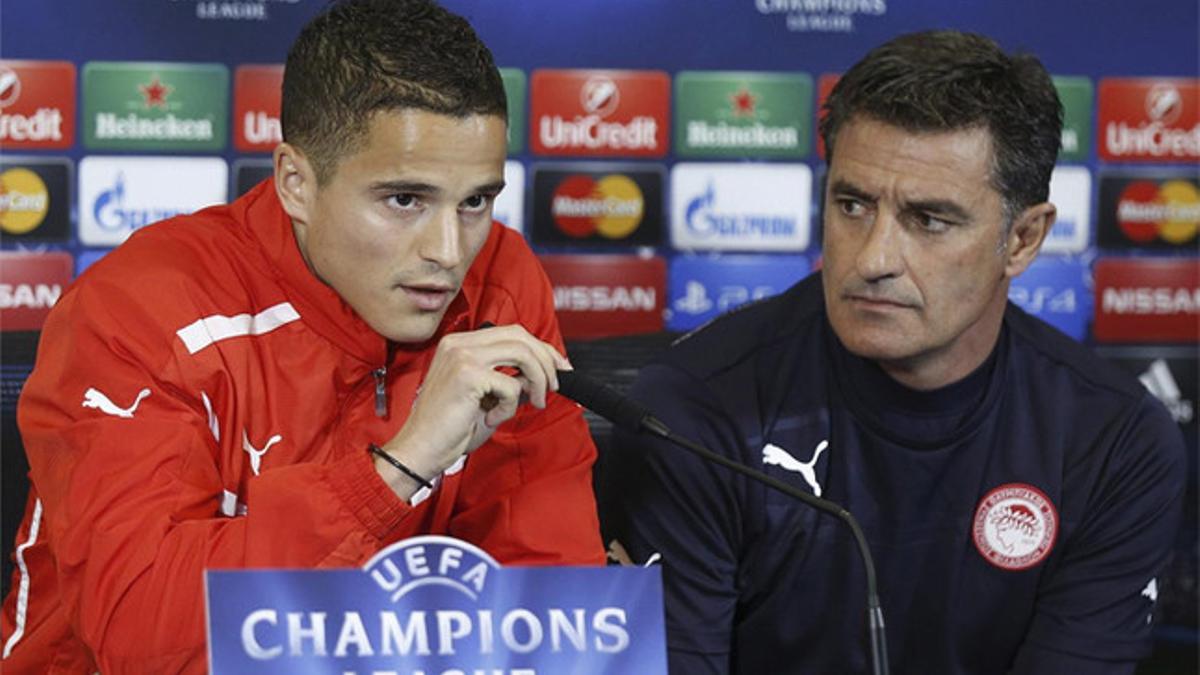 Ibrahim Afellay, junto a Míchel, en rueda de prensa