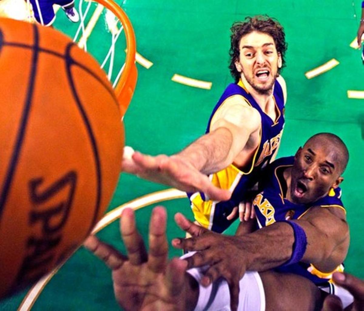 Bryant i Gasol busquen un rebot en el tercer partit de la final, que van guanyar els Lakers.