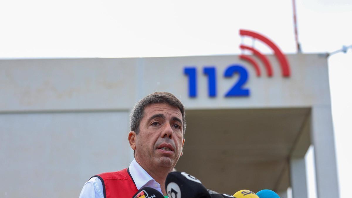 Carlos Mazón, con chaleco de emergencia, el día después de la catástrofe.