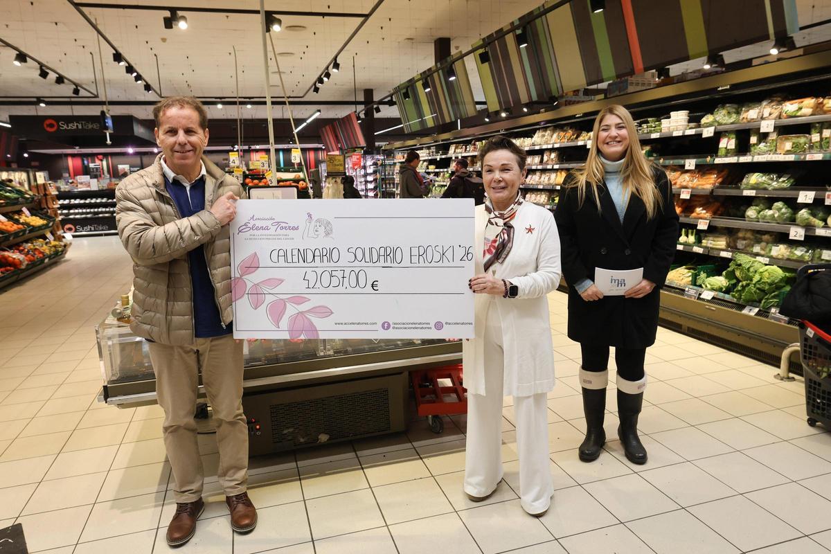 La entrega del cheque solidario de los calendarios de la Asociación Elena Torres.