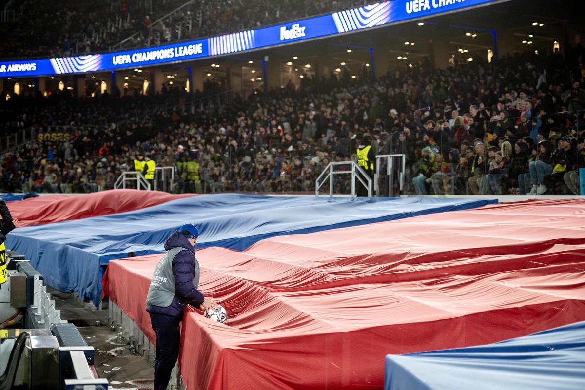 La grada de animación azulgrana, todavía tapada durante el partido de Champions League entre el FC Barcelona y el Copenhage