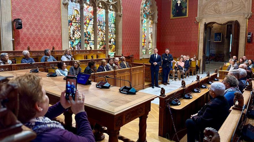 Una de las visitas guiadas por el Palau junto al presidente del Consell de Mallorca, Llorenç Galmés