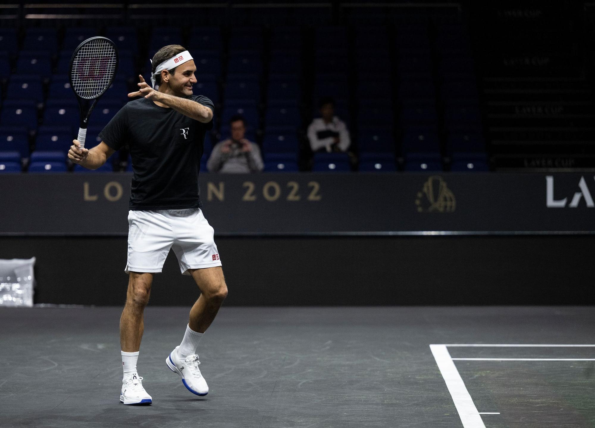 Roger Federer regresa a las pistas de tenis tras retirarse