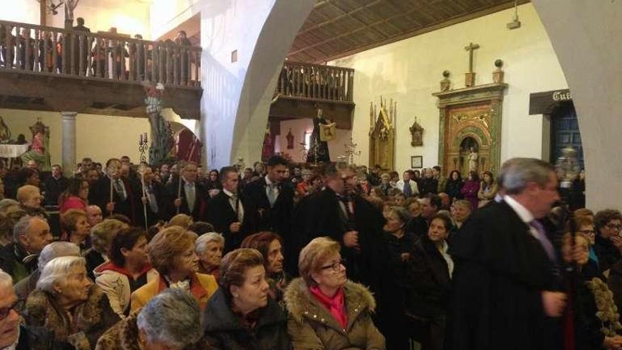 Los asistentes abarrotan la iglesia de Santa María de Roncesvalles.