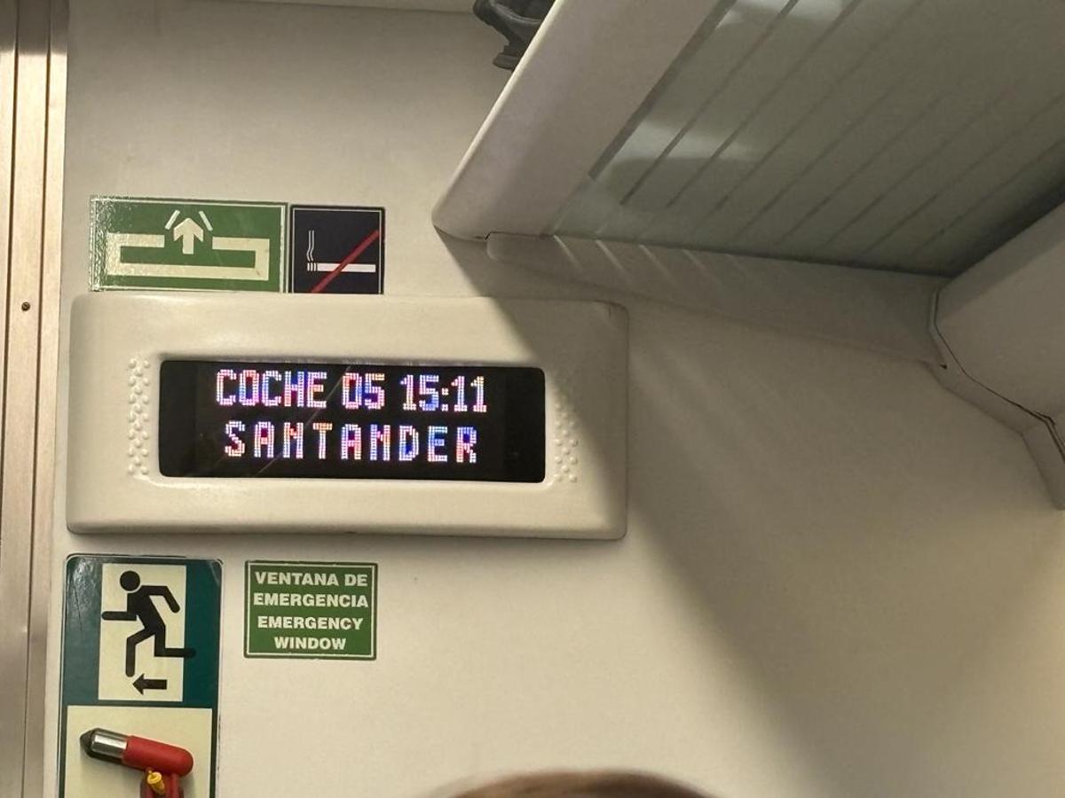 Pantalla con información errónea en el tren que circula de Madrid a Asturias