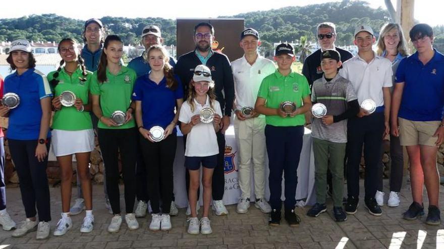 Foto de los jóvenes golfistas que obtuvieron alguno de los trofeos. | FBG