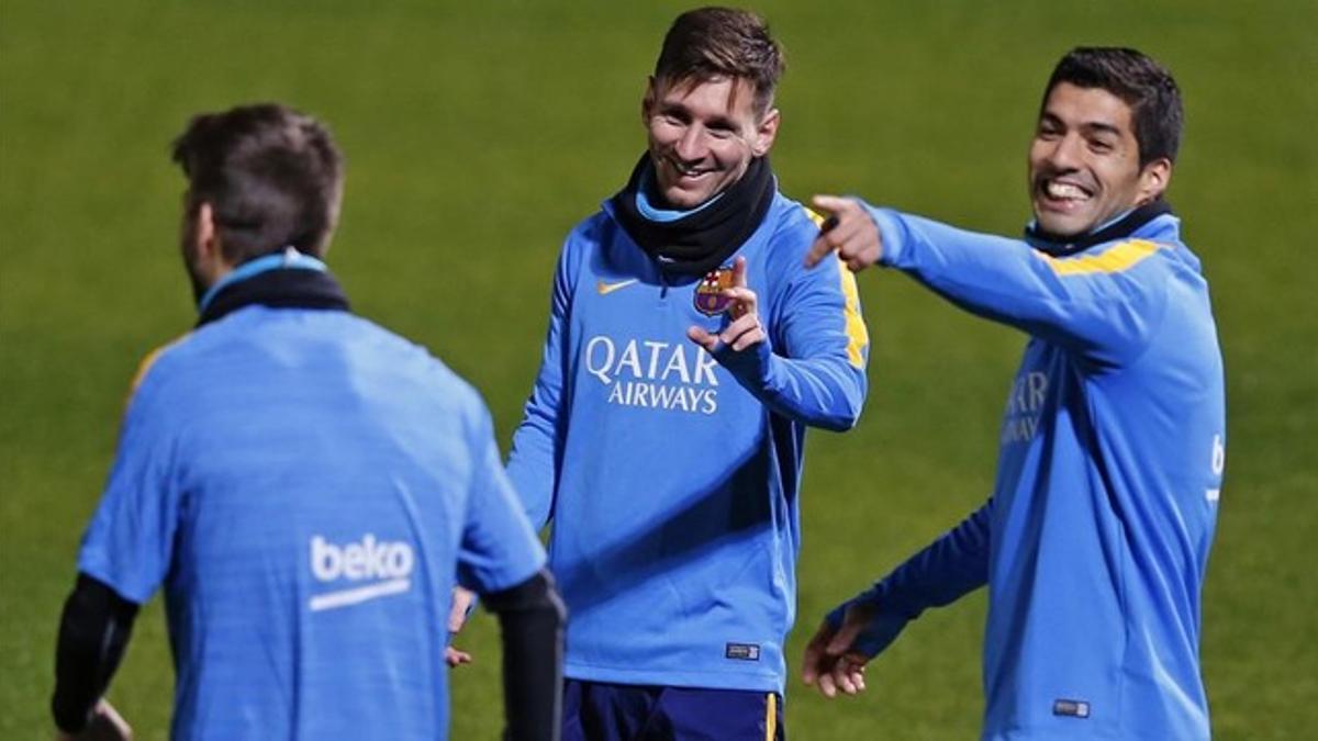 Messi y Suárez bromean con Piqué, de espaldas, en el primer entrenamiento del Barcelona en Yokohama.
