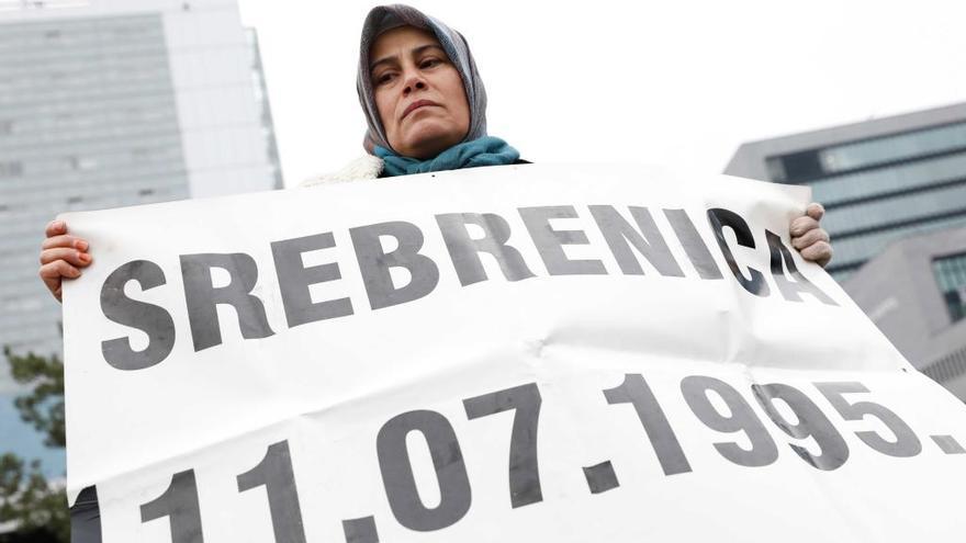 Una mujer recuerda la matanza de Srebrenica a las puertas del Tribunal de La Haya.