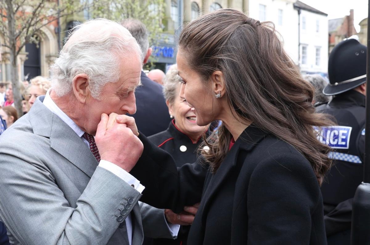 La reina Letizia dona una nova lliçó d’estil en la seva trobada amb el príncep Carles d’Anglaterra