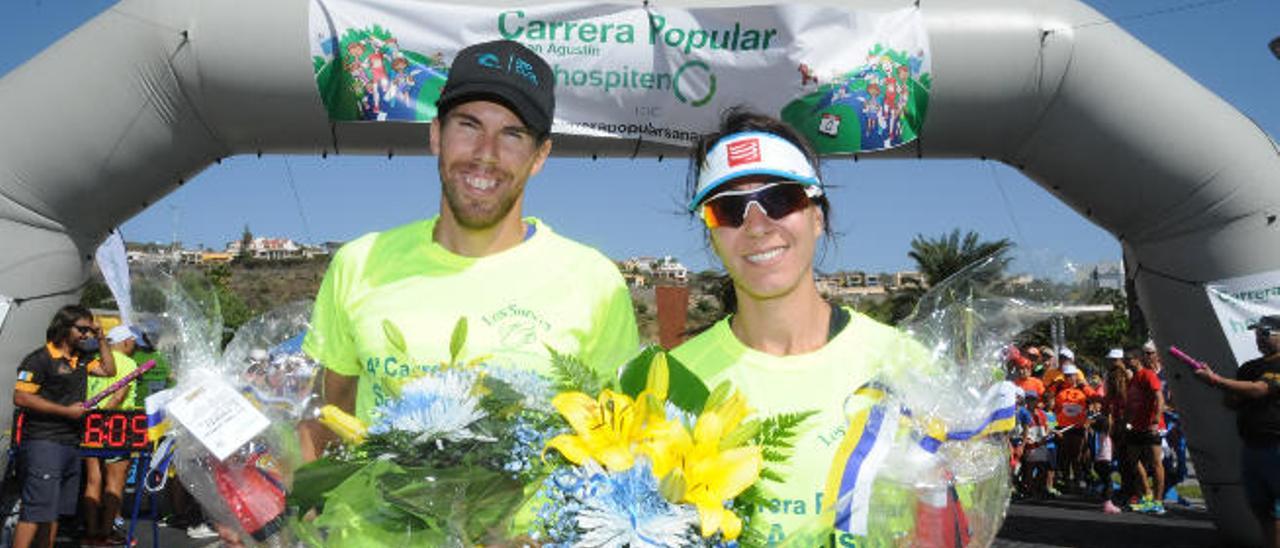 Willy García (i) y Noemí Suárez (d), ganadores de la prueba, ayer en San Agustín.