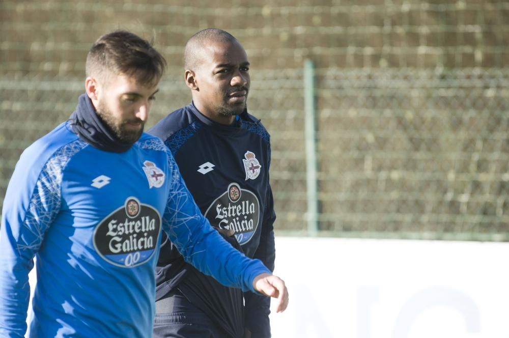 Gaël Kakuta trabajó esta mañana en Abegondo por primera vez desde su incorporación al Deportivo, donde jugará cedido hasta final de temporada.