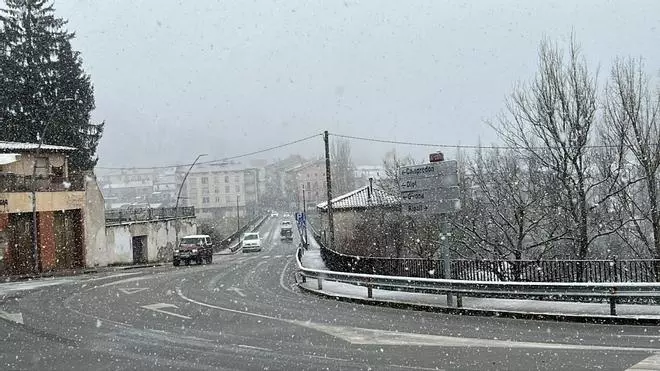 Vídeo: Avancen el retorn a casa d'un centenar d'alumnes al Ripollès per la neu