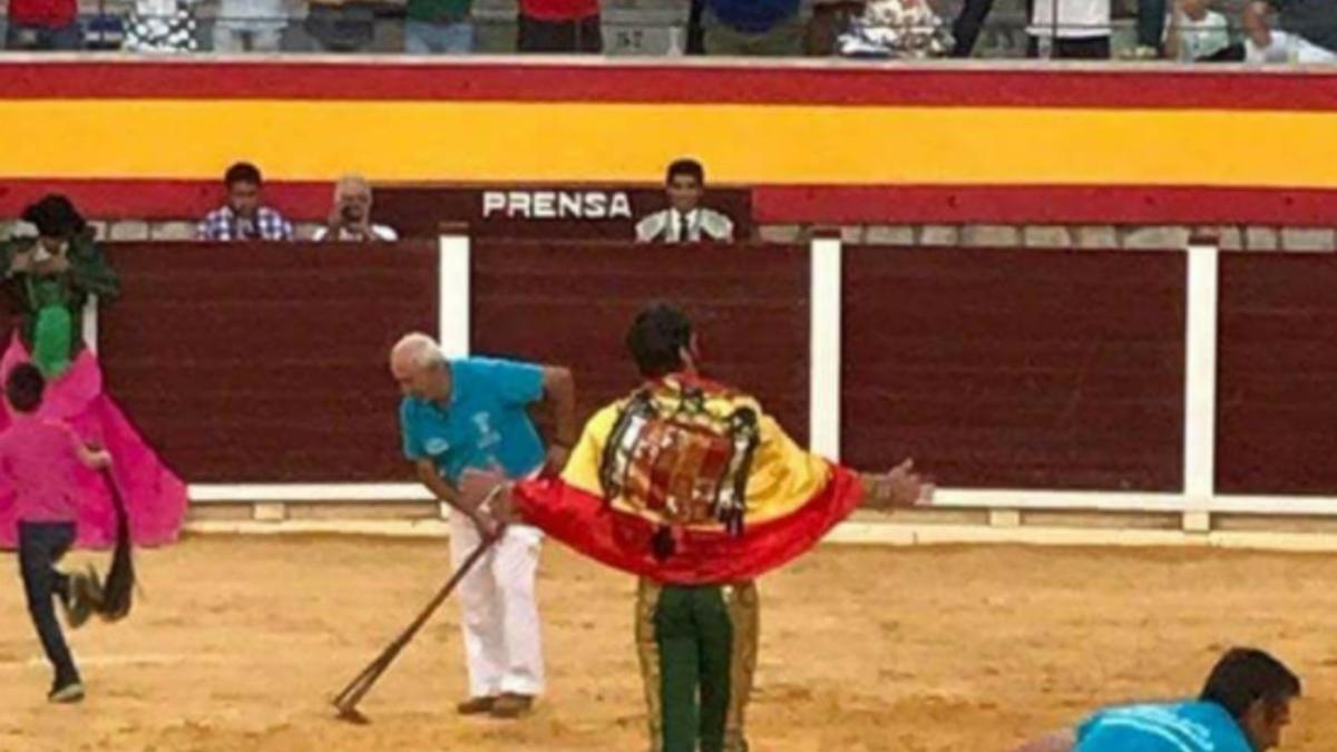 El torero Juan José Padilla pasea una bandera franquista en la plaza de Villacarrillo
