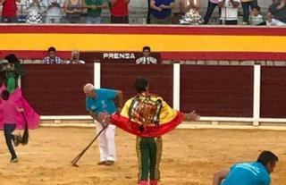 El torero Juan José Padilla enarbola una bandera franquista en la plaza de Villacarrillo