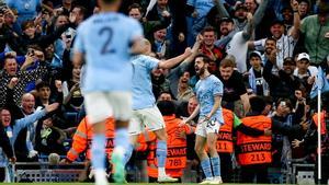 Manchester (United Kingdom), 17/05/2023.- Bernardo Silva of Manchester City (R) celebrates with his teammates after scoring the 2-0 goal during the UEFA Champions League semi-finals, 2nd leg soccer match between Manchester City and Real Madrid in Manchester, Britain, 17 May 2023. (Liga de Campeones, Reino Unido) EFE/EPA/ADAM VAUGHAN