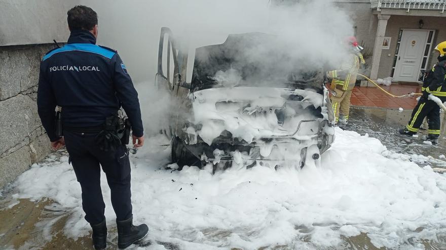 Sofocan un incendio en una autocaravana en Samieira