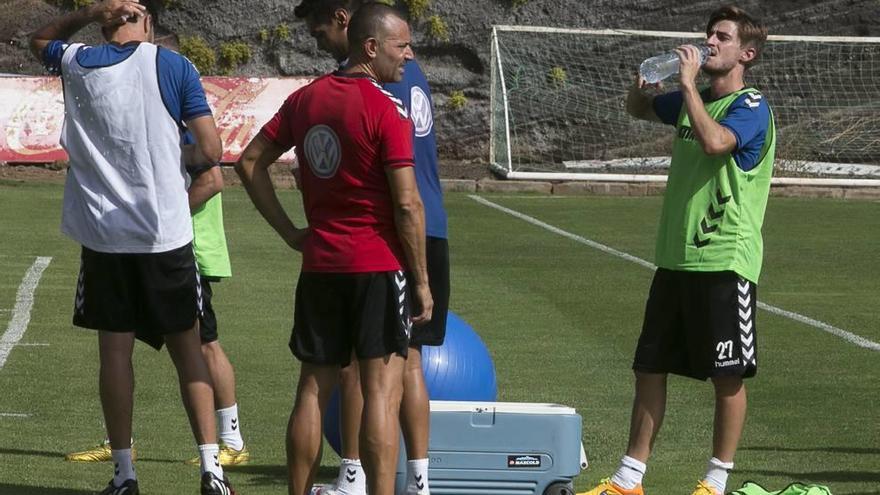Quique Rivero, a la derecha de la imagen, bebiendo agua durante un entrenamiento con el Tenerife.