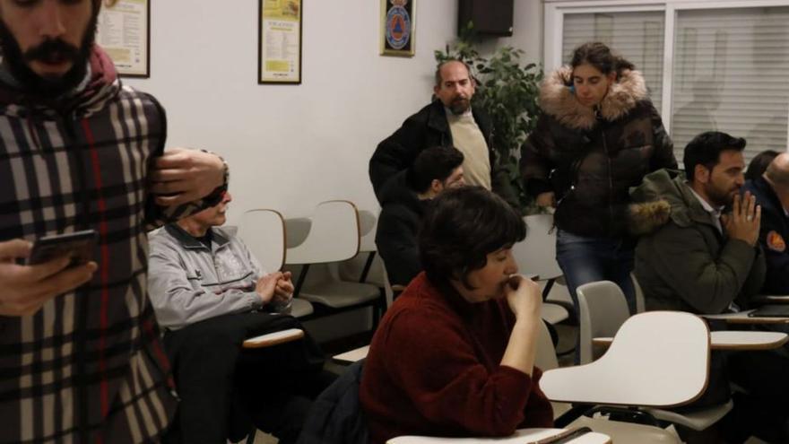 Voluntarios se levantan de la reunión del lunes.