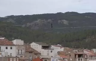 La última locura vista en Castellón: Cruza un pueblo andando sobre un cable