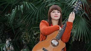 Alondra Bentley interpreta en acústic la cançó ’One friday morning.