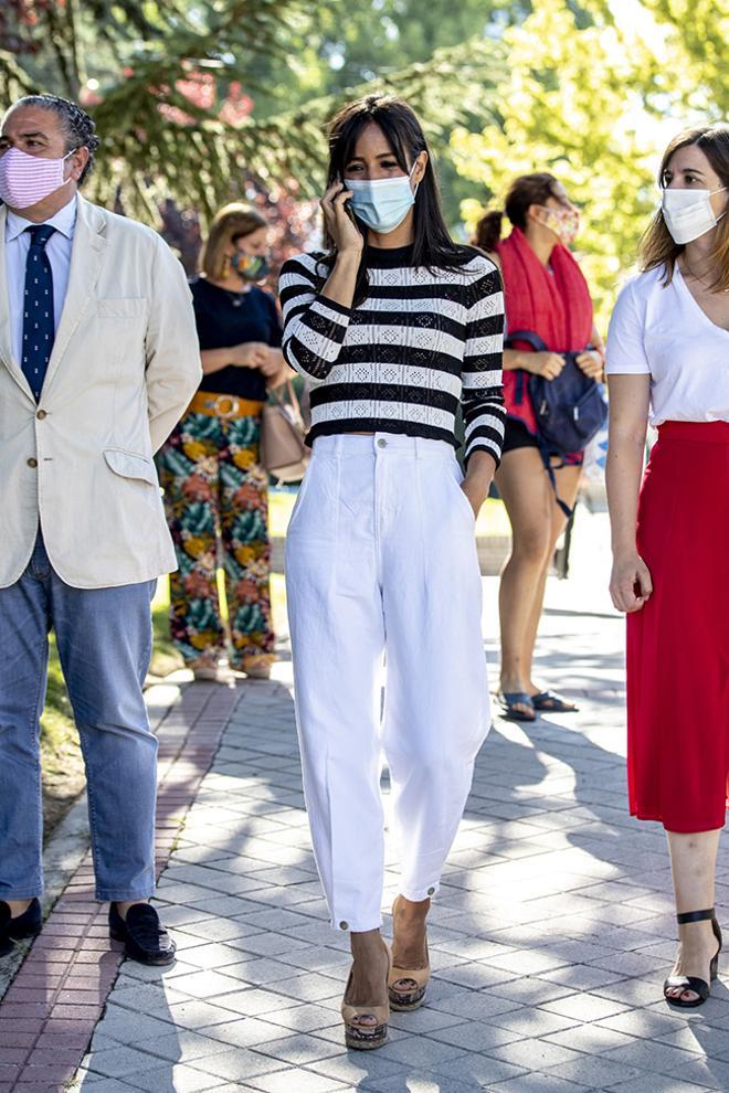 Begoña Villacís, con pantalón blanco y top de rayas