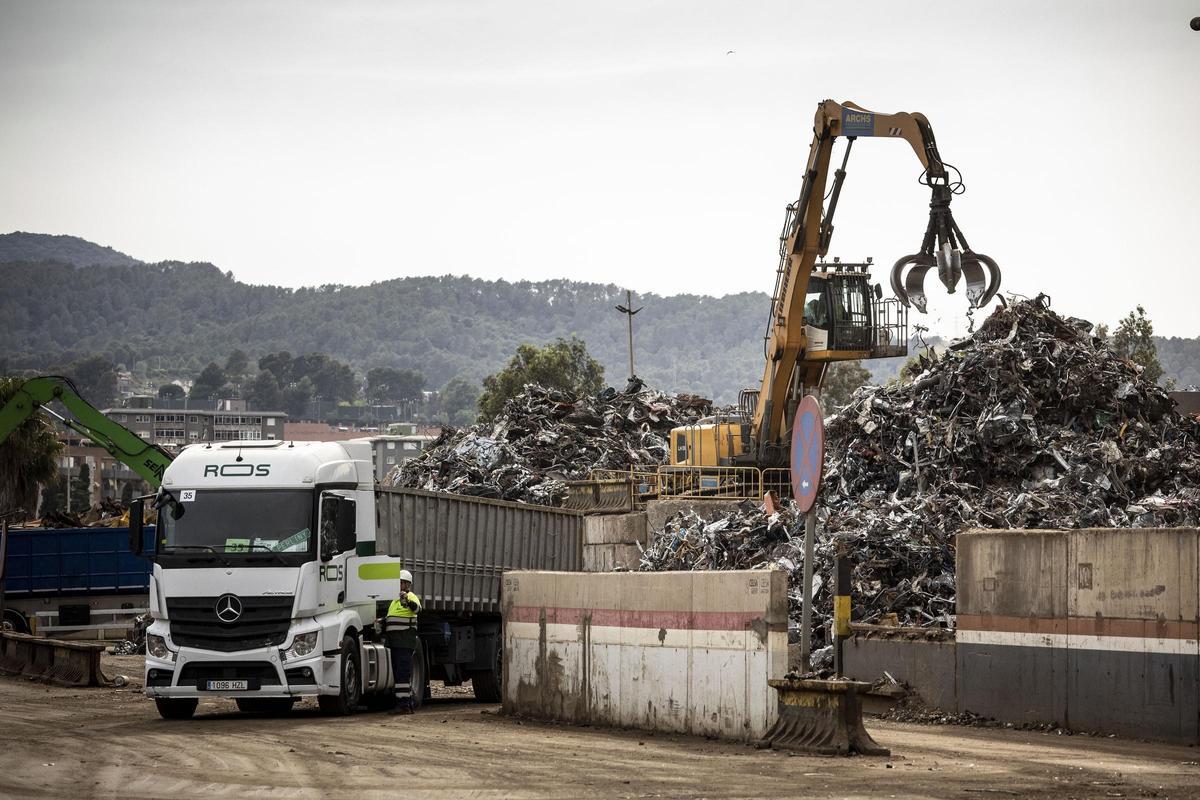 Montañas de chatarra, la base del acero reciclado, en la planta de Celsa de Castellbisbal