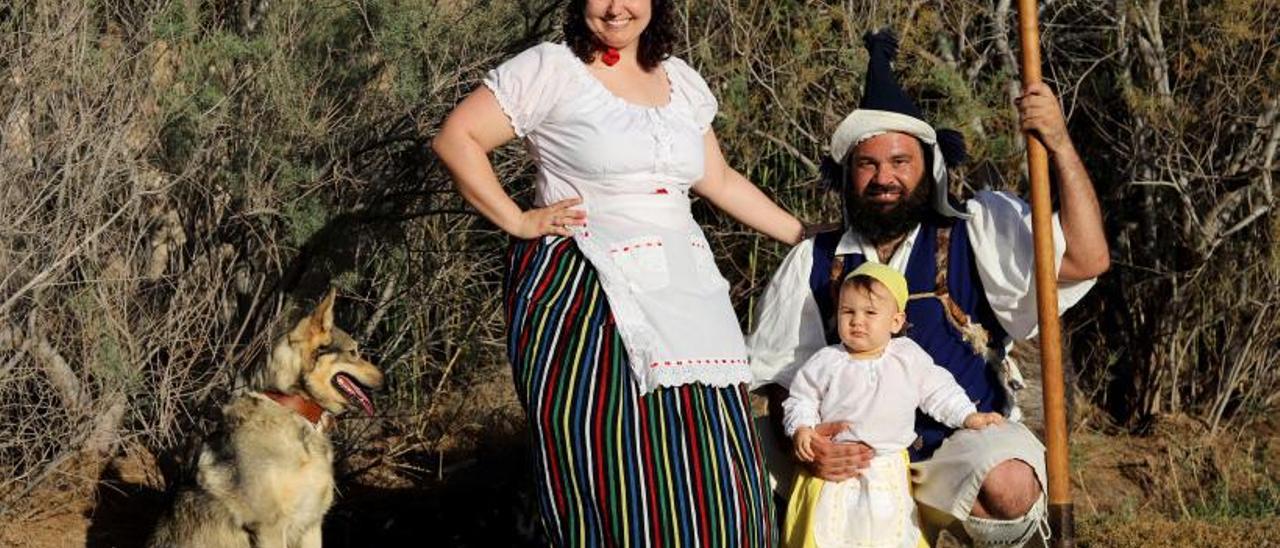 Josue, Ana, su hija pequeña y Amarok, el perro pastor herreño, en el barranco de Tesjuate. |