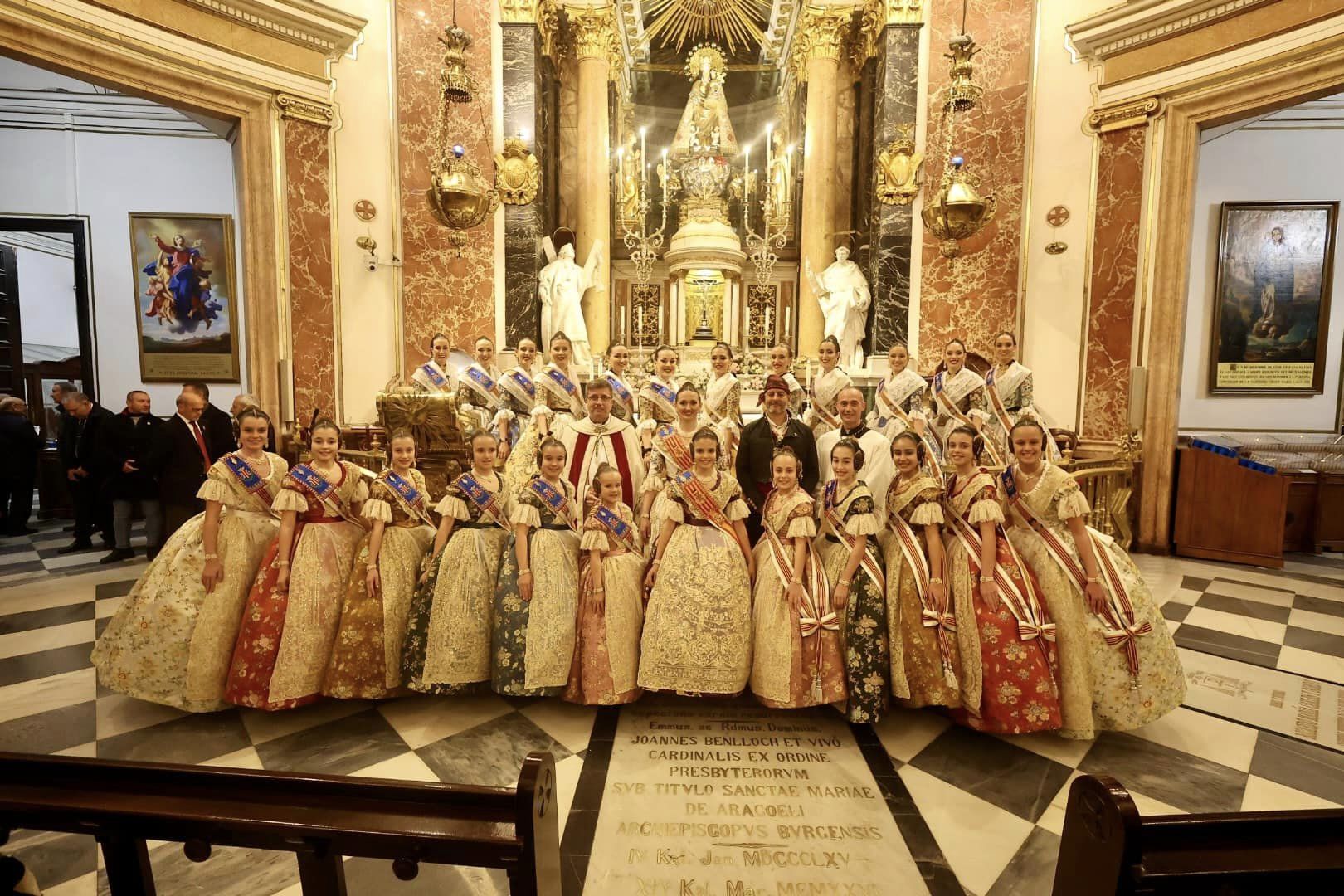 La visita a la Basílica completa la fiesta de la Exaltación en las Fallas 2023