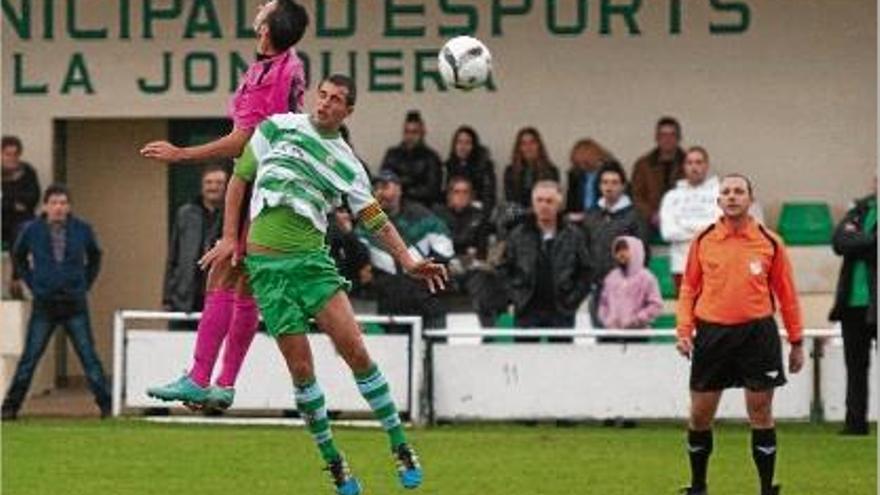 Mabil salta amb un jugador del Montcada, en un partit disputat al Municipal aquesta temporada.