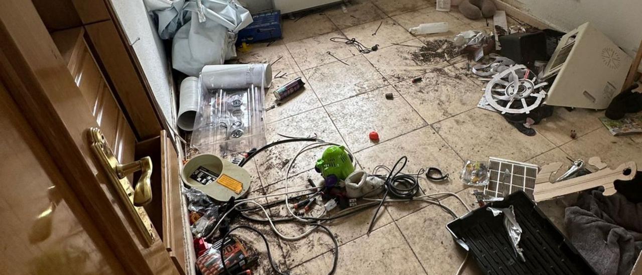 Destrozos en una vivienda okupada en Vigo.