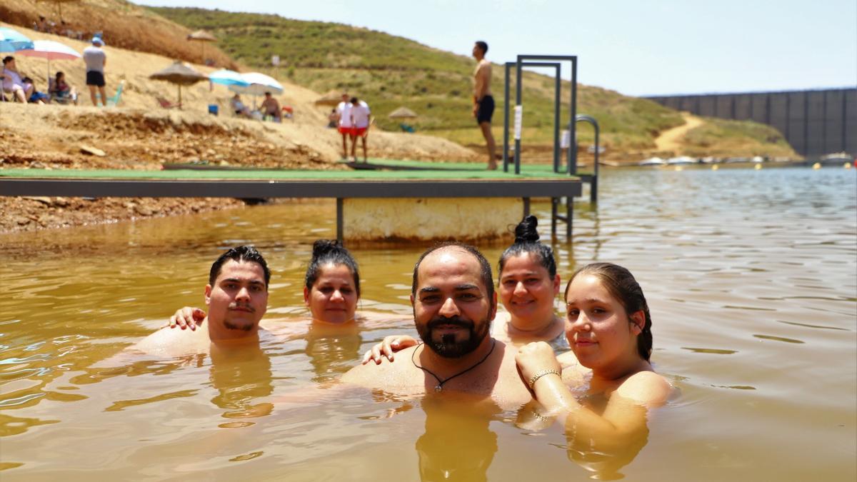 Joaquín Manzano y su familia se refrescan en las aguas del embalse.