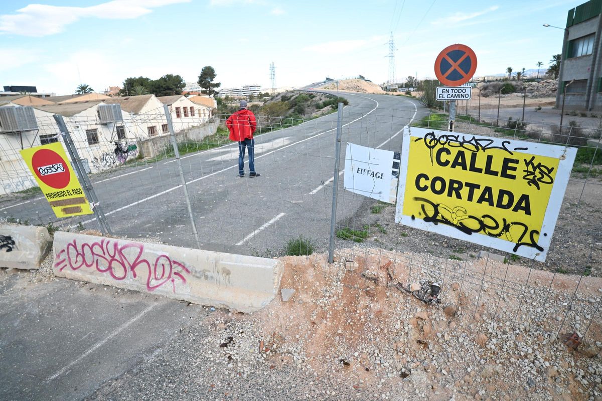 Un extremo del acceso, cortado