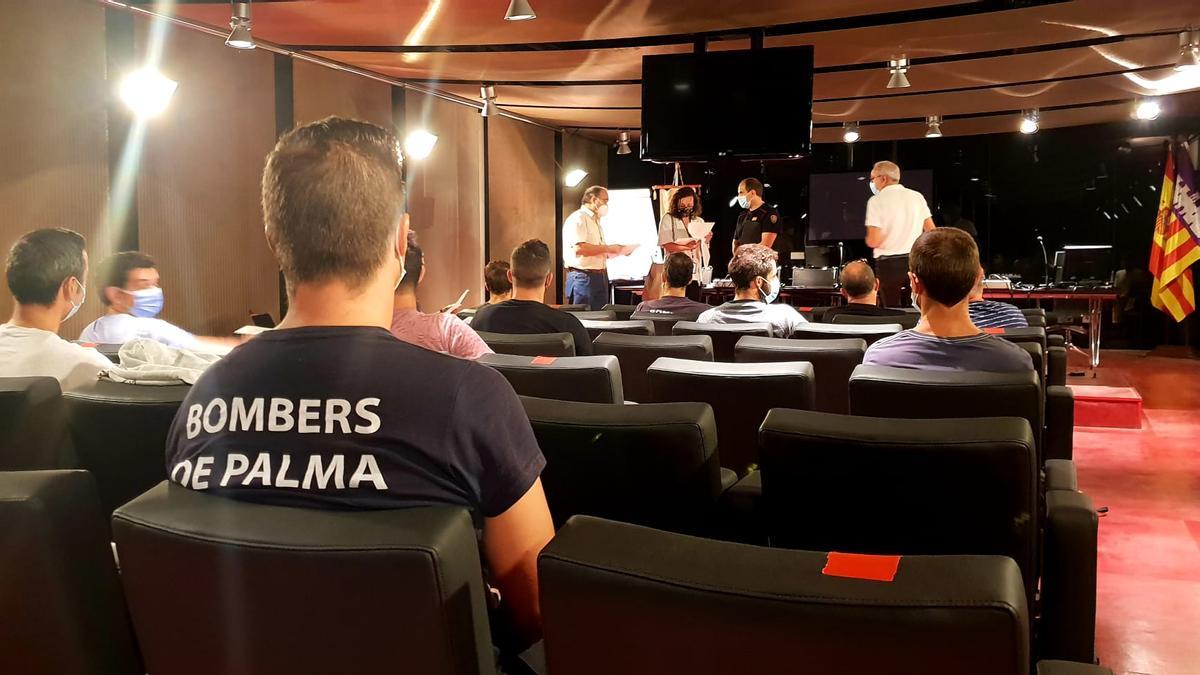 Un grupo de asistentes al curso de cabo del cuerpo de Bomberos.