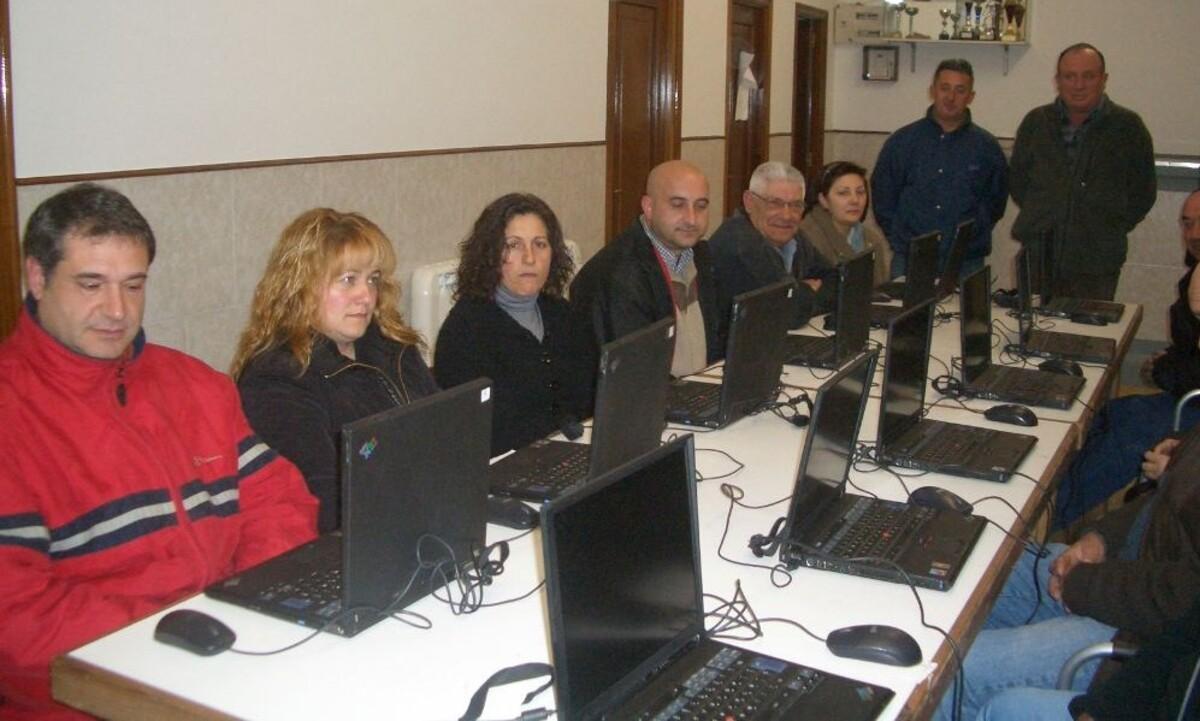 Foto de archivo de un curso de alfabetización digital en Ameixenda