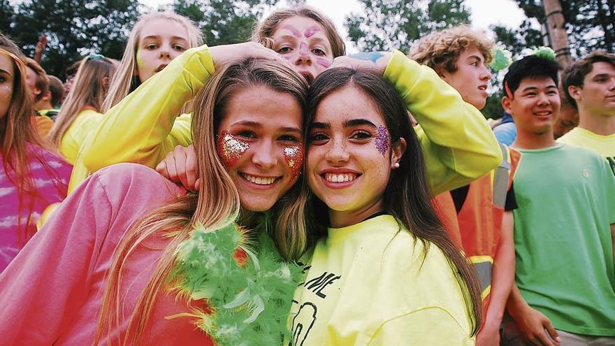 La zamorana, a la derecha, con un grupo de amigas disfrazadas en una fiesta.